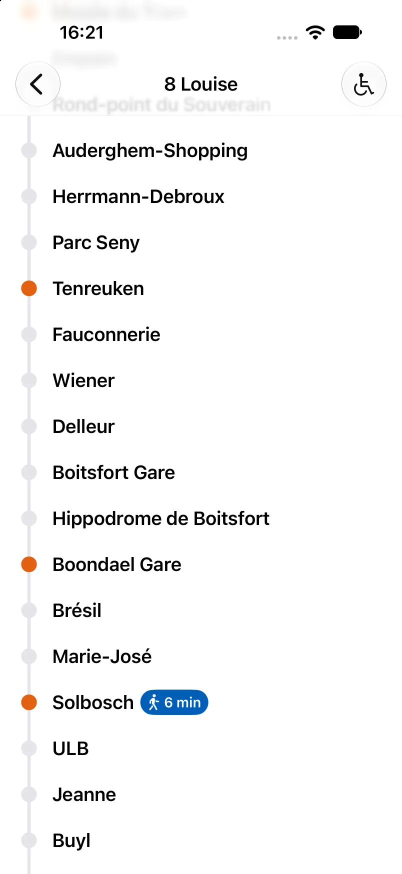 Le tram 8 vers Louise, avec ses véhicules en orange et le temps de marche jusqu’à l’arrêt le plus proche
